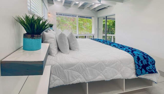 IRONMAN is Available! 100 Feet From Your Bed to the Ocean! Romantic Shower for 2 in Kailua-Kona