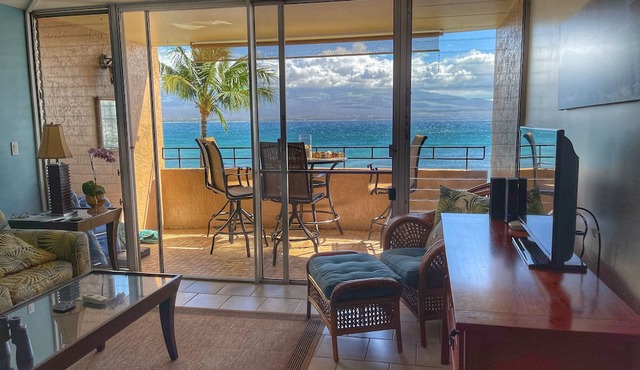 Relaxing Ocean Front Views on Maui! Island Sands Condominium