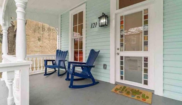 Historic home with heated lounge pool: Walk to downtown San Antonio & Alamodome! in san antonio