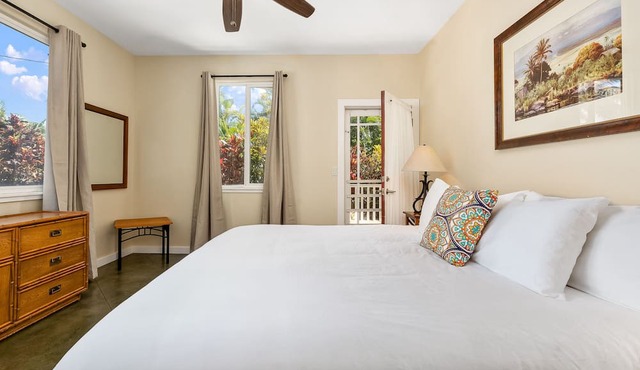 North Shore in a quaint neighborhood so close to the beach. in Paia