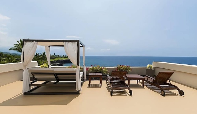 Your Perfect Hawaiian Getaway! 3 Modern Units, Oceanfront, On-site Restaurant! in Kailua-Kona