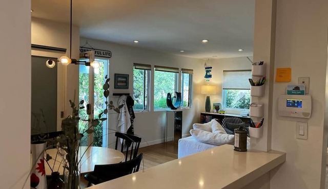 Ideal location, Minutes to Beach & Abbott Kinney, lots of parking in Los Angeles