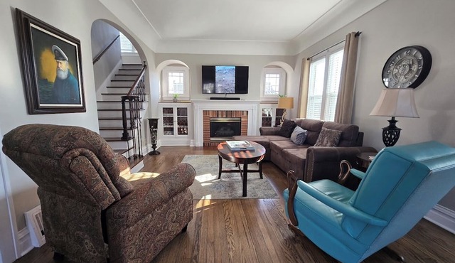 Historical 6 bed home, game room, short walk to beach & harbor lighthouse views. in Lorain