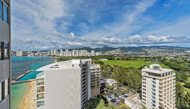 Oceanfront w/Sunset Views Condo at the Colony Surf Full Kitchen and Parking in Honolulu