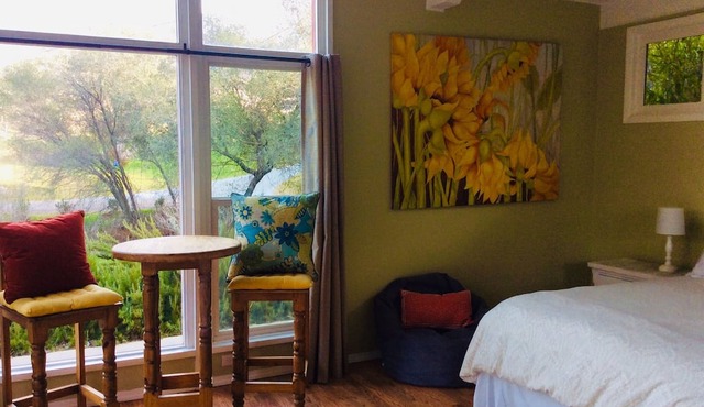 Chic 2B2b Bungalow w/studio 3 mi to Sequoia NP - Dog Friendly! in Three Rivers