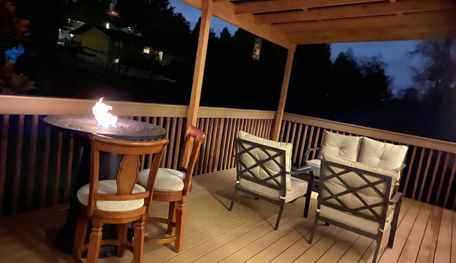 Extended Stay Walk to Restaurants Cafés & Food Carts Patio Large Yard Pet in West Linn