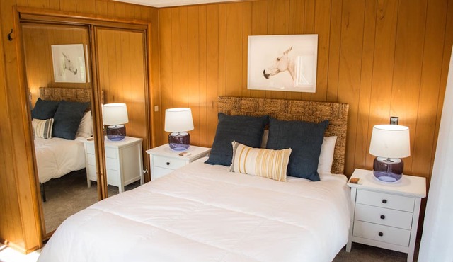Historic Creswell Farmhouse Pool+New Spa - 13 min to Eugene, U of O, & Wineries! in Creswell