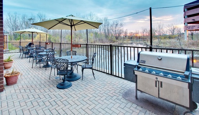Air-Conditioned King Suite | Complimentary Breakfast in Oakbrook Terrace