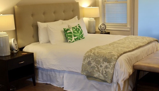 Steps to Kahala Beach, quiet, King bed, patio, parking, A/C, kitchenette & BBQ in Honolulu