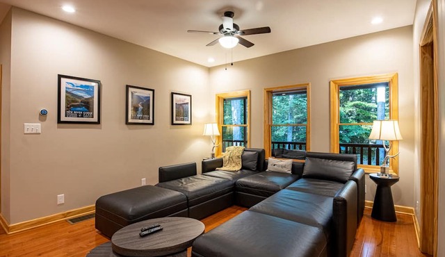 Family-friendly spacious cabin in gated community overlooking the NRG Bridge in Fayetteville