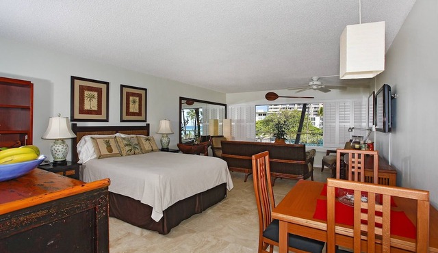 Beachfront Diamond Head views, Quiet End of Waikiki with Swimming/Surfing! in Honolulu