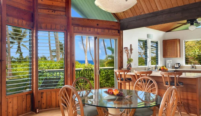 Waiohonu Lush, tropical foliage, Beachfront Home in Haena