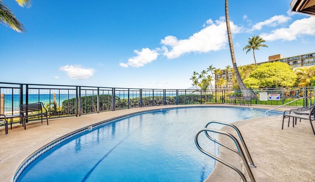 Garden view condo on beautiful Keawakapu beach. in Kihei