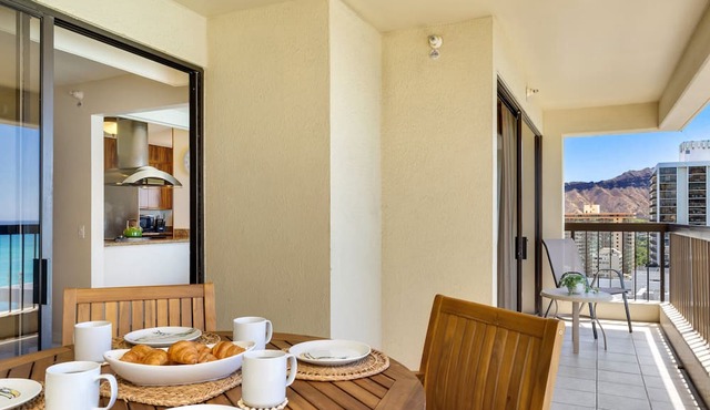 SPECTACULAR OCEAN VIEW! A/C, Wi-Fi, Pool, FREE Valet Parking, Steps to Beach!