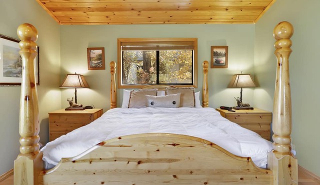 Knotty and Nice Big Bear- Hot Tub- Lakeside Log Cabin in Big Bear Lake