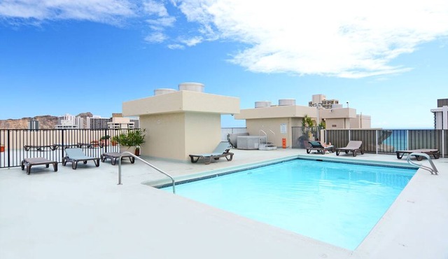 Fresh Contemporary/Hawaiian Decor w/AC, Washer/Dryer, Wi-Fi, Pool, Parking!