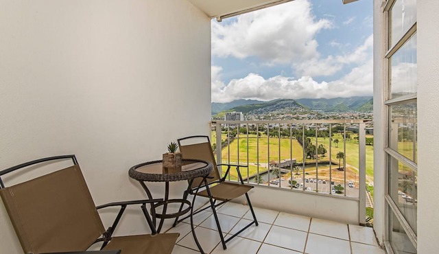 Lucious Green Golf Course-MT Views at Canal House w/Washer-Dryer & Parking in Honolulu