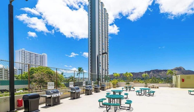 1BR condo w/lanai & pool access in Honolulu