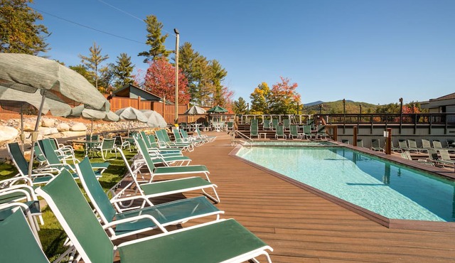 Resort home with Private hot tub , fireplace, pools, pond, WIFI in Campton
