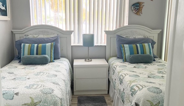 Canal side location with beach & pool club membership! in Key Colony Beach