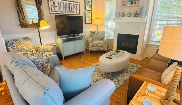 Tuckamore Cottage Beach and Greens!-Emerald Coast at its best! 2 Golf Carts in Miramar Beach
