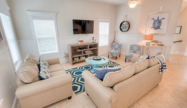Blue Water Beach House: 5+ bdrm, 4.5 bath, Heated Pool/spa, 1.5 blocks to beach in Bradenton Beach