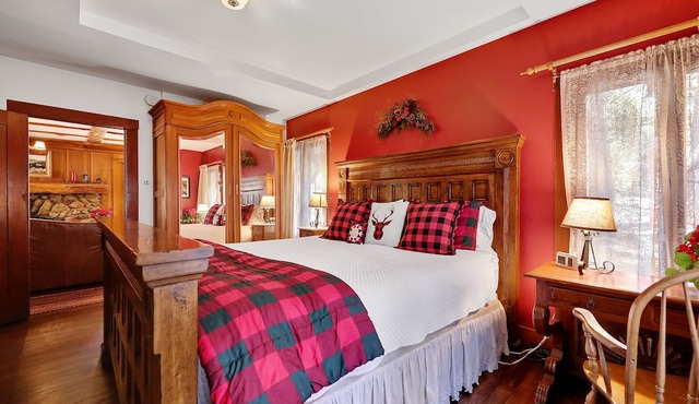 5 STAR *STRAWBERRY CORNER* CLASSIC CABIN ON CREEK, 1 MINUTE WALK TO VILLAGE! in Idyllwild