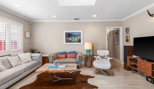 Venice Beach Bungalow Steps From the Canals & 5 Minute Walk to Venice Beach in Los Angeles
