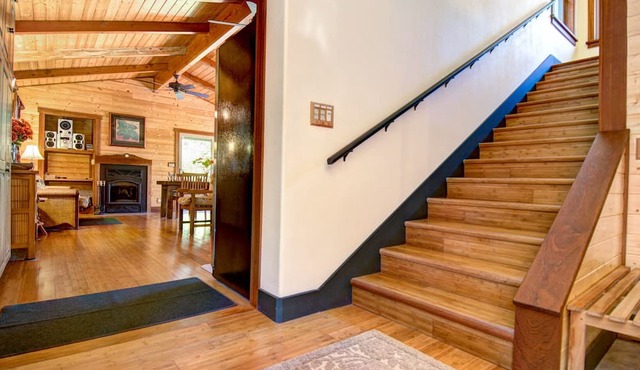 Private,Luxury, Hot Tub ,Sauna fireplace, walking trails in Volcano