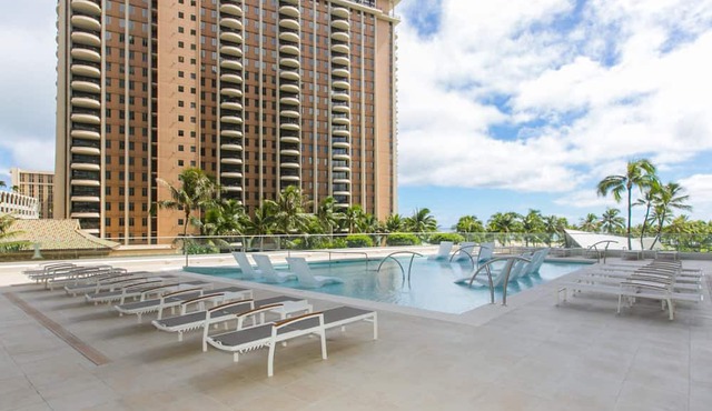 Fully renovated unit on the 16th Floor overlooking the mountains and the surrounding Waikiki area! in Honolulu