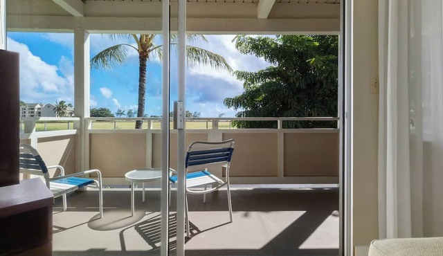 Walking Distance from Papaloa Beach, Outdoor Pool, Free Parking, Full Kitchen! in Kapaʻa