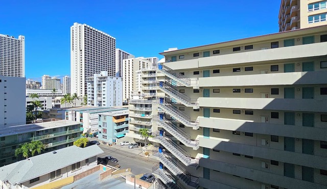 WG 705 —Cozy Queen-Bed studio steps to Waikiki Beach & Zoo w/AC, Pool, & Kitchen in Honolulu