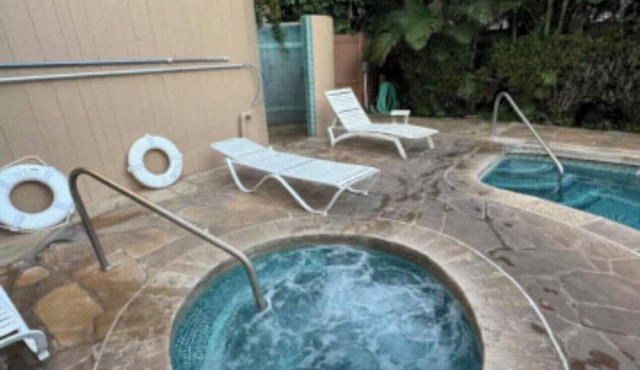 Ocean Front, Beach Front, 2b/2b, near Haleiwa, North Shore property. in Waialua