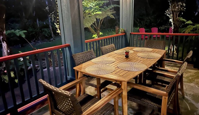 Lush Volcano Retreat- Hot Tub & Lava Water Feature in Mauna Loa Estates