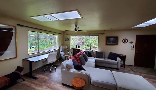 Experience Tranquility in a Spacious 3-Bedroom Surrounded by Hawaiian Forest in Mountain View