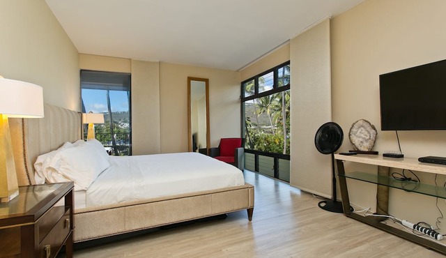 Fabulous, Renovated Large 3BR Condo on Kahala Beach in Honolulu