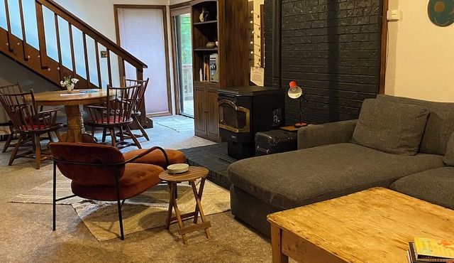 Experience Moonshadow - Fresh & fun chalet on Mt. Hood. 10 minutes to Ski Bowl! in Rhododendron