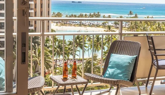 Oceanview condo w/lanais & pool access in Honolulu
