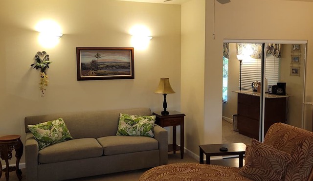 Large studio-prvt entry-prvt bathroom-option A/C in Papaikou