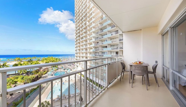 Skyline-Lagoon and Fireworks Magic from the Ilikai w/Top-Tier Amenities in Honolulu