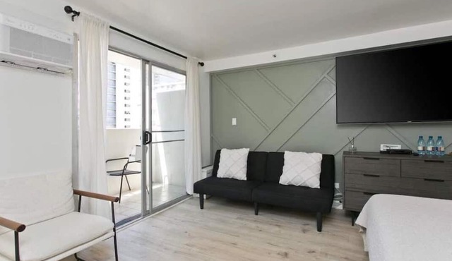 Aloha Suite Near the Sea IV, 3 Block Walk to Beach in Honolulu