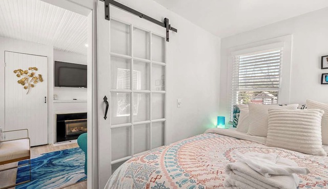 Adorable Updated Cottage, Walk to Water! in Yarmouth