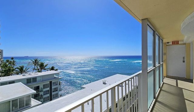 Gold Coast Ocean View One Bedroom w/Full Kitchen & WiFi in Honolulu