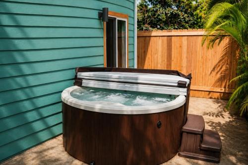Private Hot Tub Lanai + Full Kitchen in Haiku