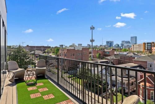 Rooftop Deck & Skyline Views Downtown Penthouse in Nashville