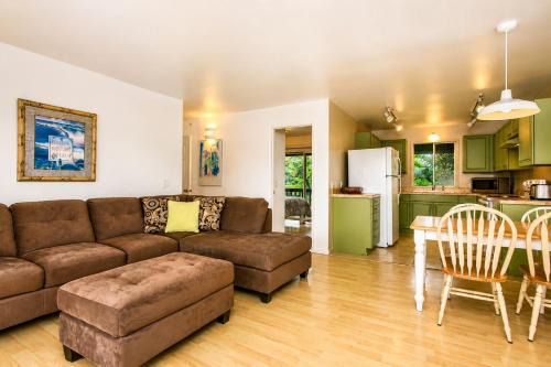 Two Balconies Full Kitchen + Parking in Haiku