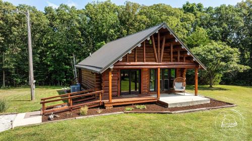 A Novel Stay 3 bed 2 bath log cabin in Shelbyville, IL in Shelbyville