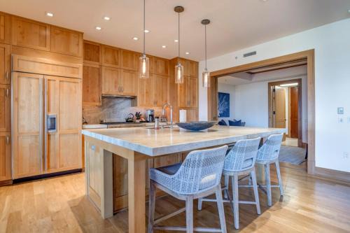 The Resort at Kapalua Bay Ocean View 3 BR Sleeps 10 Luxury Resort Living Complimentary Car with 6 Nights MON-6401 by KBM in Kapalua