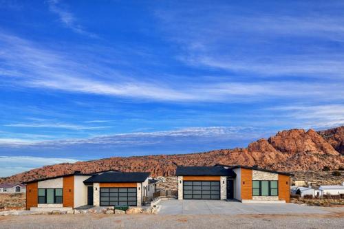 Exclusive Retreats Desert Vista Retreat- Moab Estate for Large Groups- Pool, Spa in Moab