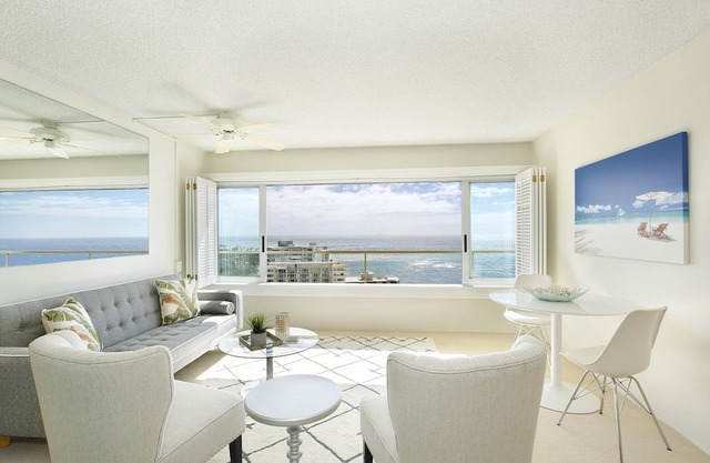 Panoramic Oceanfront & Diamond Head views, just steps to beach. FREE Parking! in Honolulu